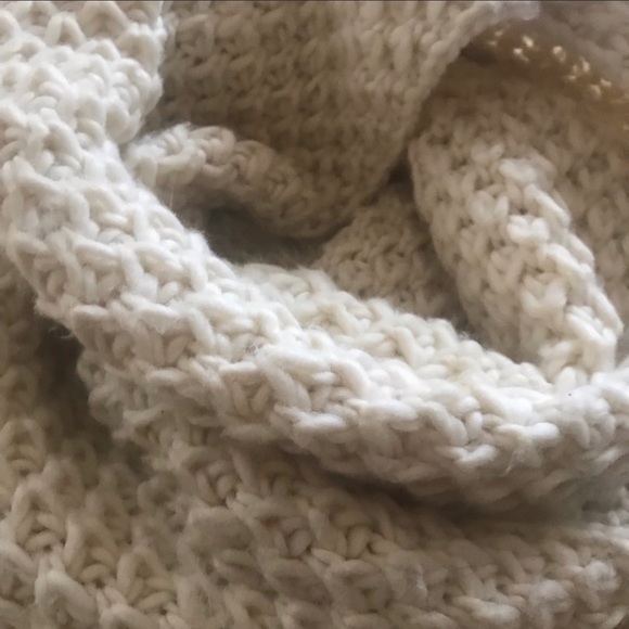 🆕 Chunky Honeycomb Knit Infinity Scarf - Picture 3 of 3